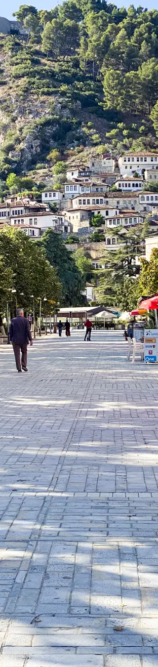 In Berat die tausend Fenster zählen